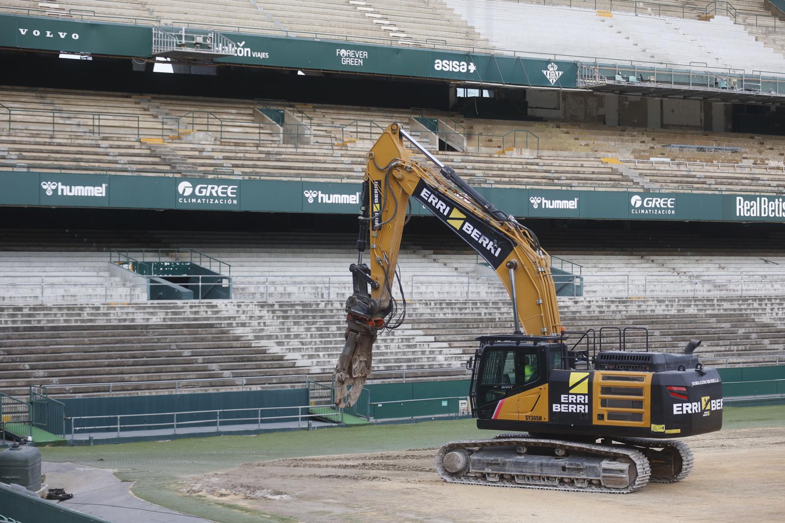 La demolición de la grada de preferencia del Benito Villamarín, en imágenes