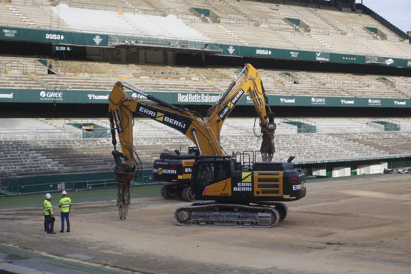 La demolición de la grada de preferencia del Benito Villamarín, en imágenes