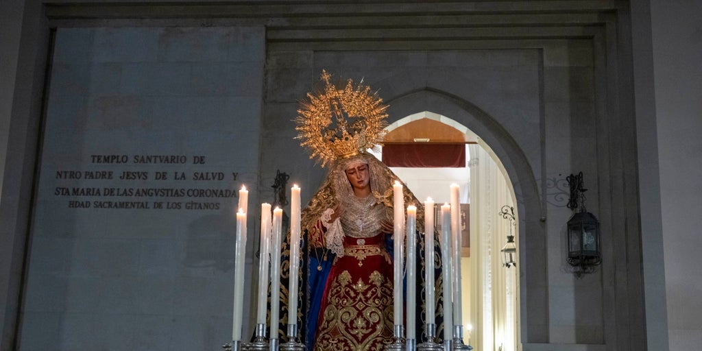 Los Gitanos celebra la Natividad de la Virgen con una multitudinaria procesión