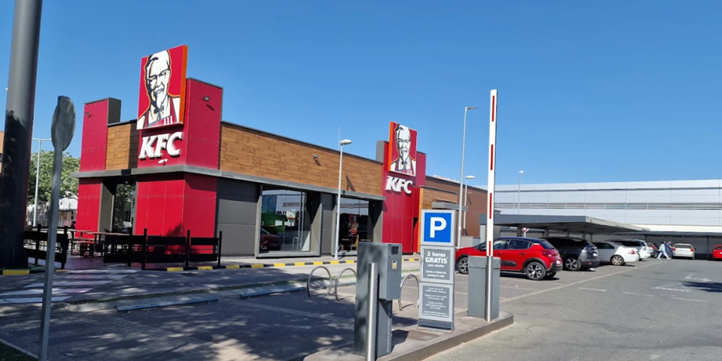 KFC busca portero para uno de sus restaurante de Sevilla con un sueldo de hasta 1.200 euros al mes: «Serás una figura clave para garantizar la seguridad y el buen ambiente»