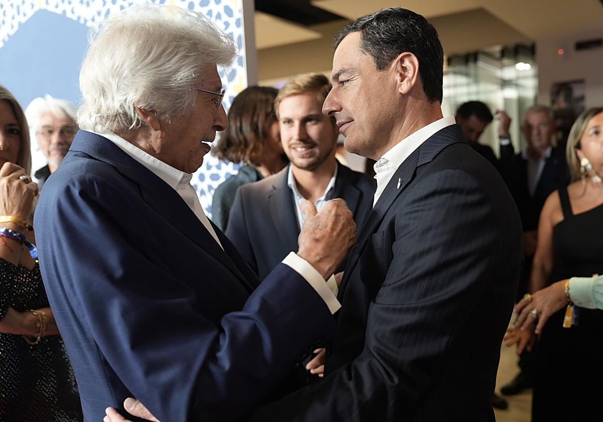 Juanma Moreno saluda a Manuel Alejandro en la gala Andalucía es Música de los Latin Grammy