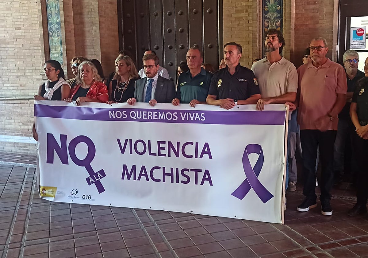 El subdelegado del Gobierno participando en una protesta contra la violencia machista