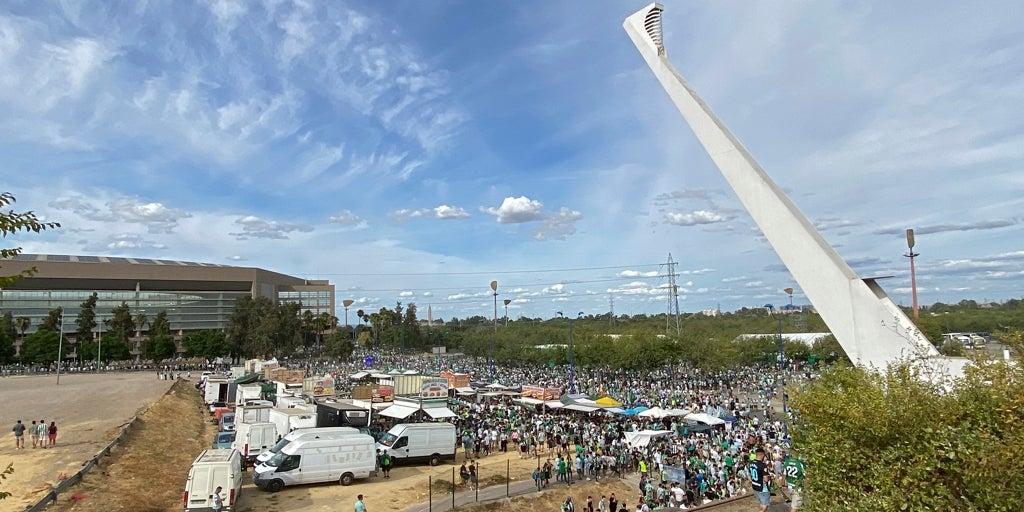 El Ayuntamiento de Sevilla reasfaltará los bajos del puente del Alamillo para la afición del Betis