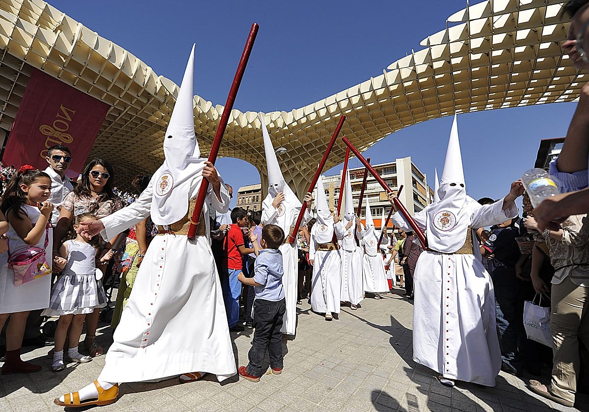 Nazarenos de la hermandad de la Cena a su paso por las Setas de la Encarnación