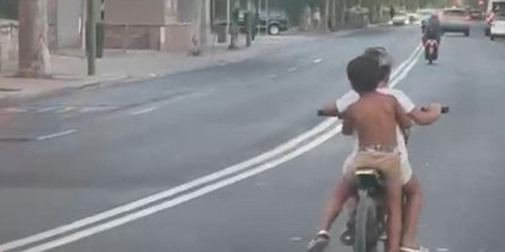 Unos niños conducen un vehículo a motor por una avenida de Sevilla y dejan esta impactante escena: «¿Esto qué es?»