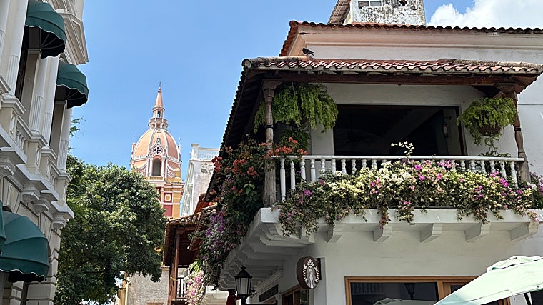 Paisaje urbano de Cartagena de Indias con balcones y patios con flores