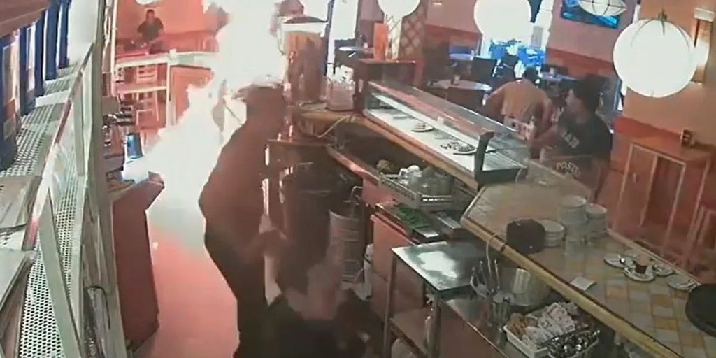 Una conocida marca de mayonesa se ofrece a reparar el bar de Los Palacios que quemaron en agosto