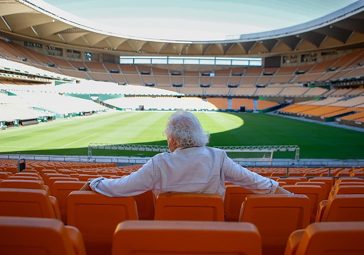 Alejandro Rojas-Marcos posa para ABC en el Estadio de la Cartuja