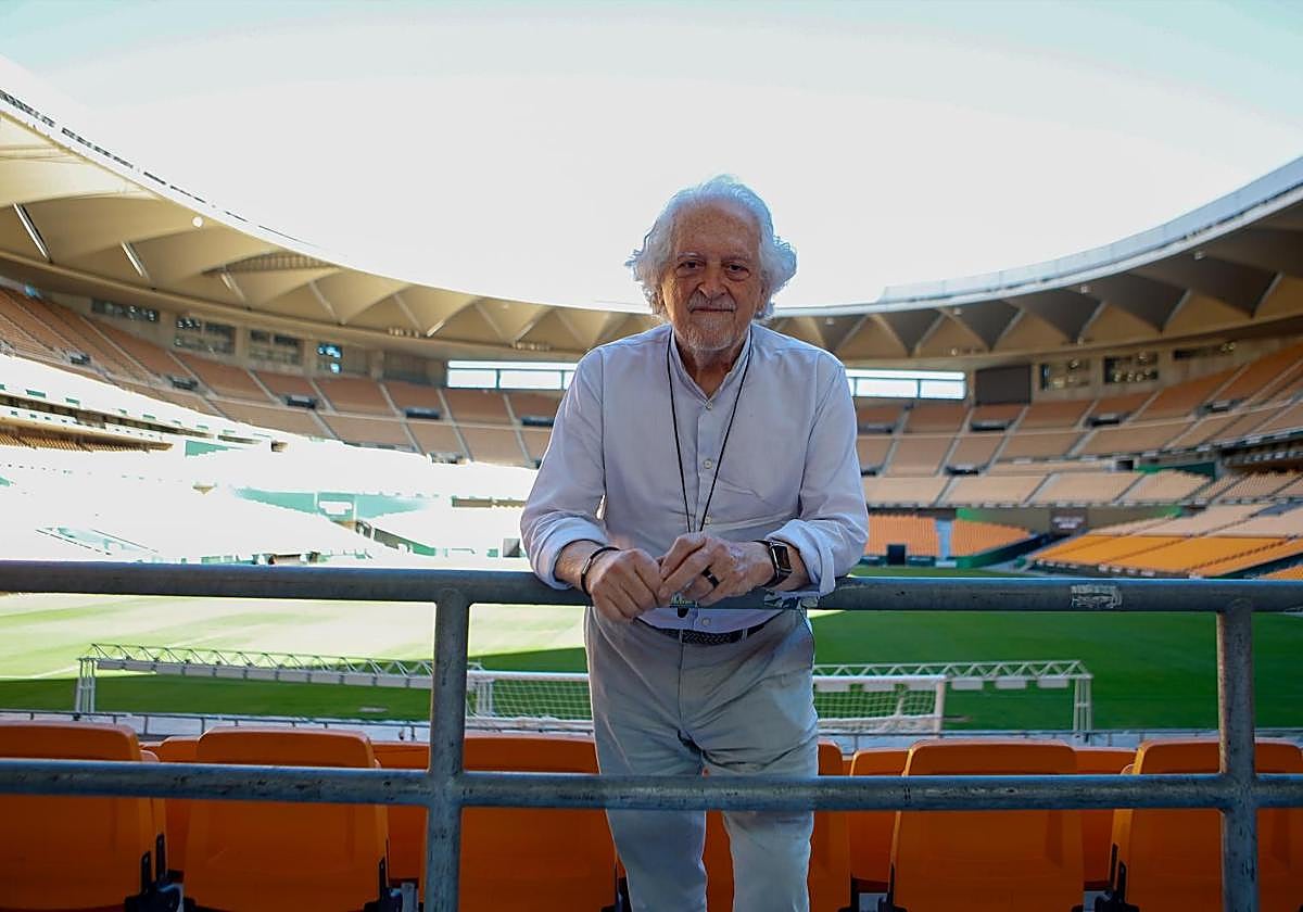 Alejandro Rojas-Marcos posa para ABC en el Estadio de la Cartuja