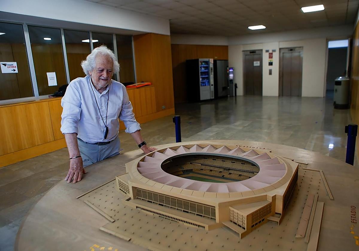 Alejandro Rojas-Marcos posa para ABC con la maqueta del Estadio de la Cartuja
