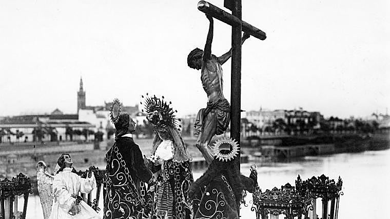 El misterio de Las Aguas cruzando el Puente de Triana en la Semana Santa de 1935