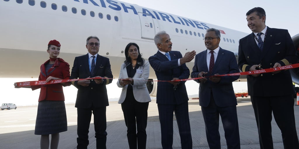 El primer avión de Turkish Airlines desde Estambul llega a Sevilla
