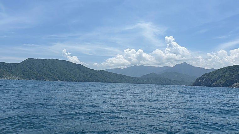 Paisaje costero del Parque Nacional Tayrona visto desde el mar. Estas mismas montañas y ensenadas fueron las que contemplaron Rodrigo de Bastidas y Juan de la Cosa en 1501, cuando exploraron la costa desde sus naves en el Caribe colombiano. Afortunadamente hoy en día el paisaje sigue intacto gracias a la preservación como Parque Natural