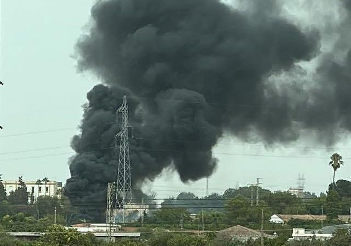 La columna de humo en Dos Hermanas