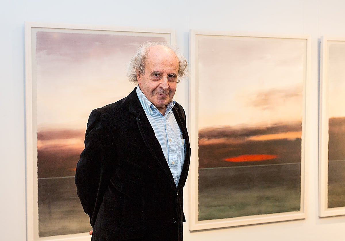 El pintor Antonio Agudo en una de sus exposiciones en la galería Haurie de Sevilla