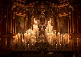 El retablo mayor del Cerro se convierte en un altar de luz para la Virgen de los Dolores
