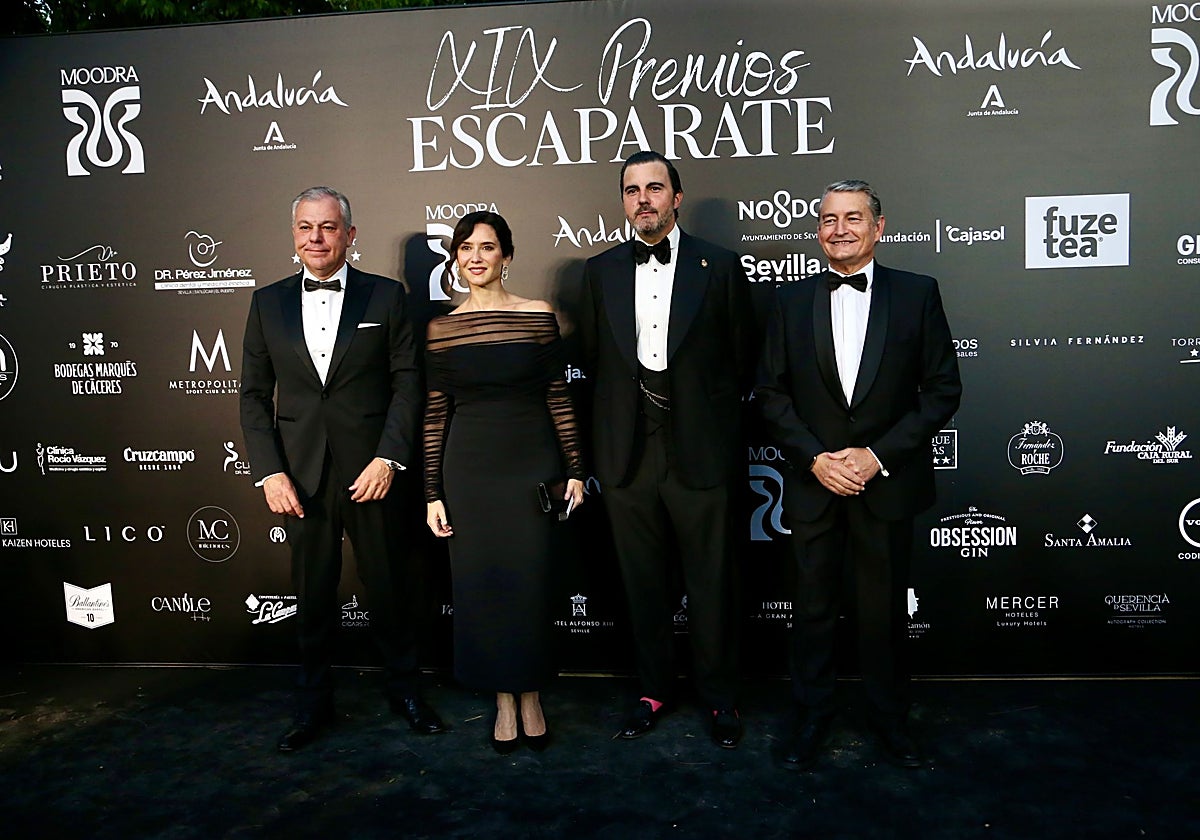 Isabel Díaz Ayuso, presidenta de la Comunidad de Madrid, entre el alcalde de Sevilla, José Luis Sanz; Mario Niebla del Toro, y el consejero de Presidencia de la Junta de Andalucía, Antonio Sanz
