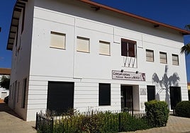 Polémica en Sanlúcar la Mayor por el cierre del conservatorio de música, que deja en la calle a 200 alumnos