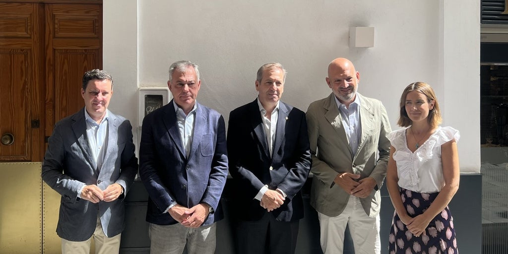 Santa Genoveva dedica un azulejo a Paz Vélez en el lugar de Sevilla en el que talló al Cautivo y a la Virgen de las Mercedes