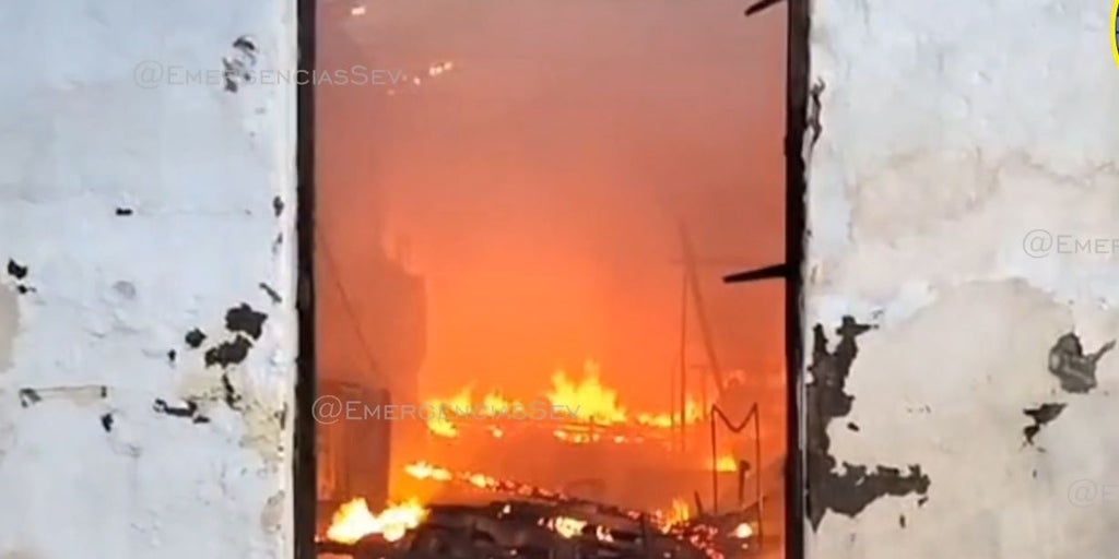 Sale ardiendo una nave abandonada en el barrio de San Jerónimo de Sevilla