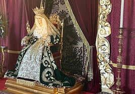 La Virgen de la Esperanza de Dos Hermanas se presenta sentada en su besamanos extraordinario