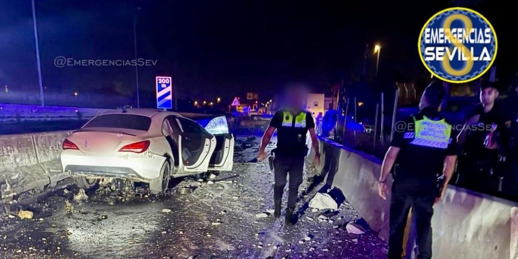 Aparatoso accidente en Sevilla con cuatro heridos tras salirse de la vía un coche en la A-92 sentido Torreblanca