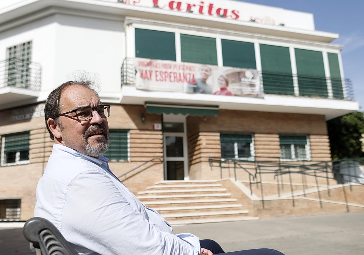 Miguel Ángel Carbajo, director de Cáritas Diocesana de Sevilla, frente a un banco de la plaza de San Martín de Porres