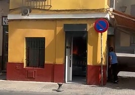 Sale ardiendo una pollería en la calle San Esteban de Sevilla