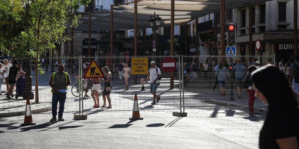 La Campana y Martín Villa ya están cortadas al tráfico por las obras del tranvibús de Sevilla