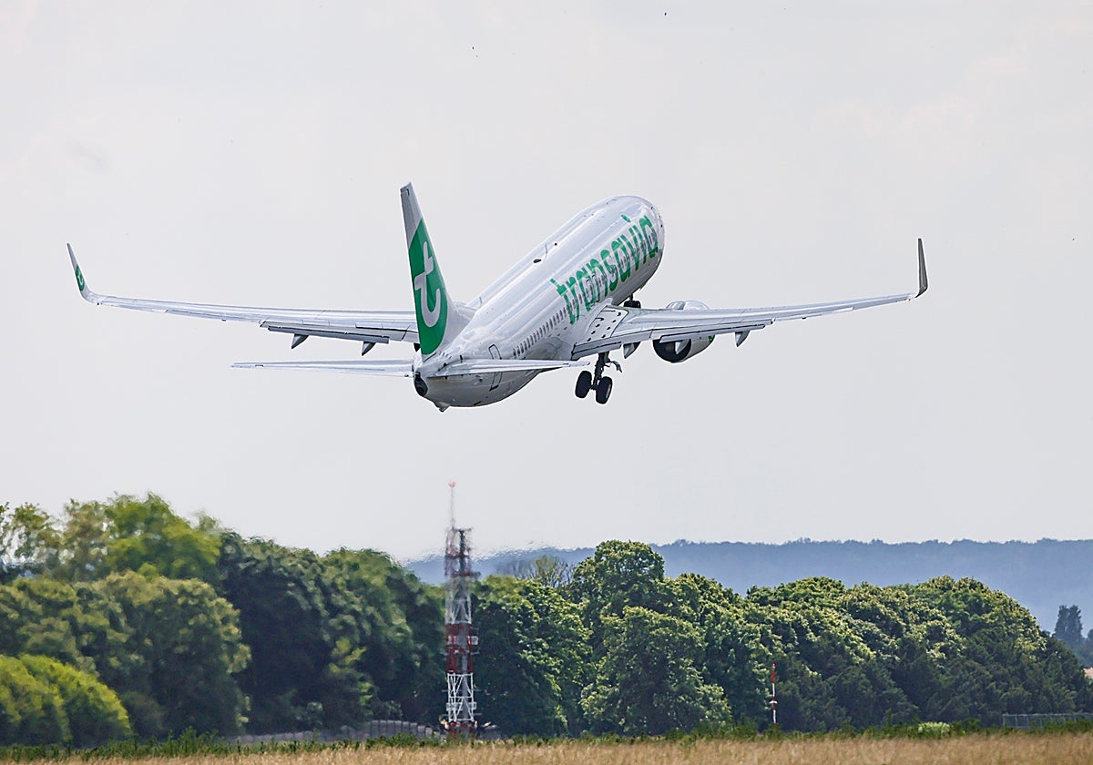 Un avión de la aerolínea de Transavia efectuando un despegue