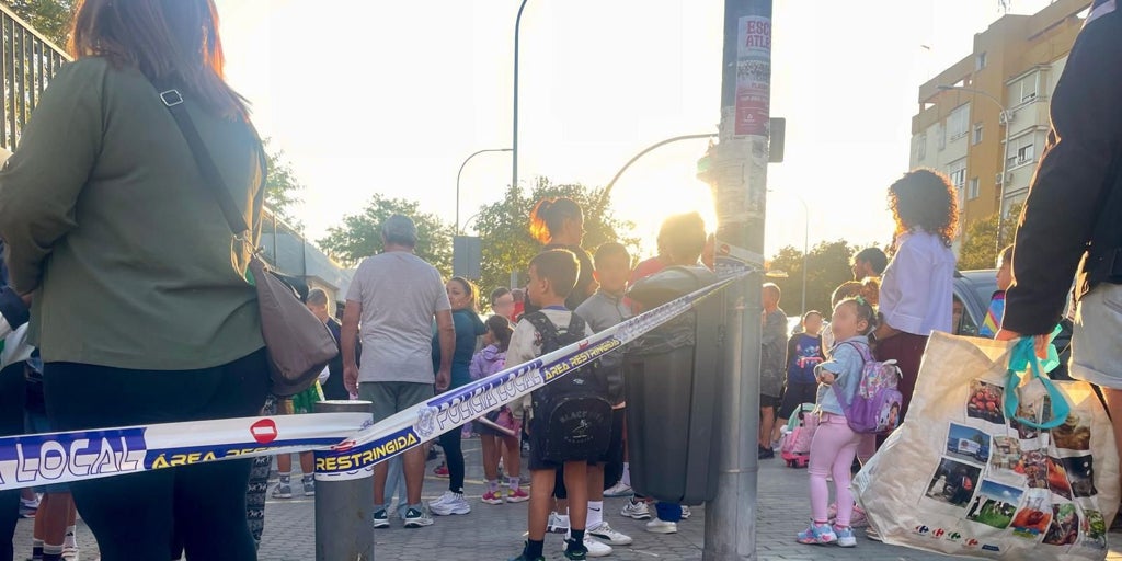 Un patinete arrolla a una mujer al dejar a su hija en el colegio en el barrio sevillano del Cerro