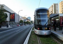 El tranvía de Sevilla atropella a un hombre junto a la parada de Nervión