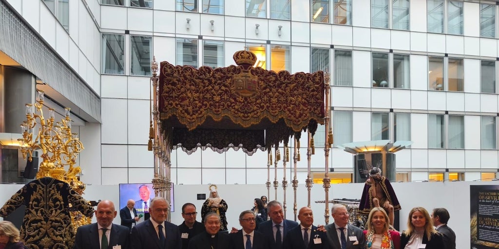 La exposición de arte sacro sevillano en el Parlamento Europeo arranca con la promesa de una denominación de origen