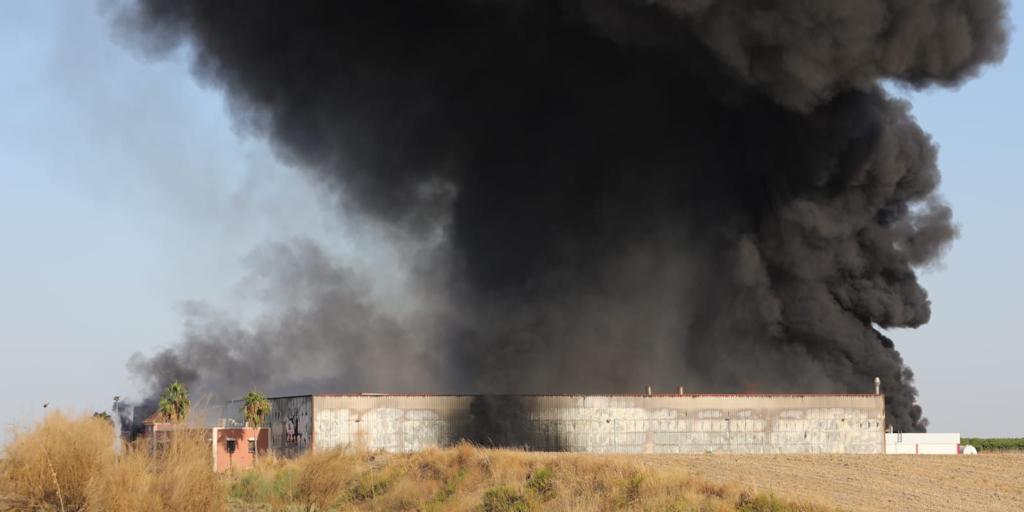 Arde una nave de productos alimenticios en Burguillos levantando una gran columna de humo