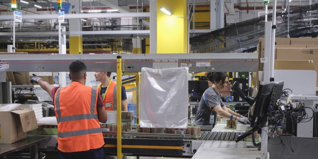 Amazon busca empleados en Sevilla con sueldos de 1.664 euros al mes y no se exige experiencia