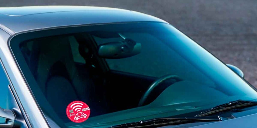 La nueva pegatina rosa de la DGT que pronto verás en las carreteras: qué significa y qué vehículos tienen que llevarla