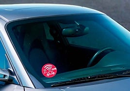 La nueva pegatina rosa de la DGT que pronto verás en las carreteras: qué significa y qué vehículos tienen que llevarla