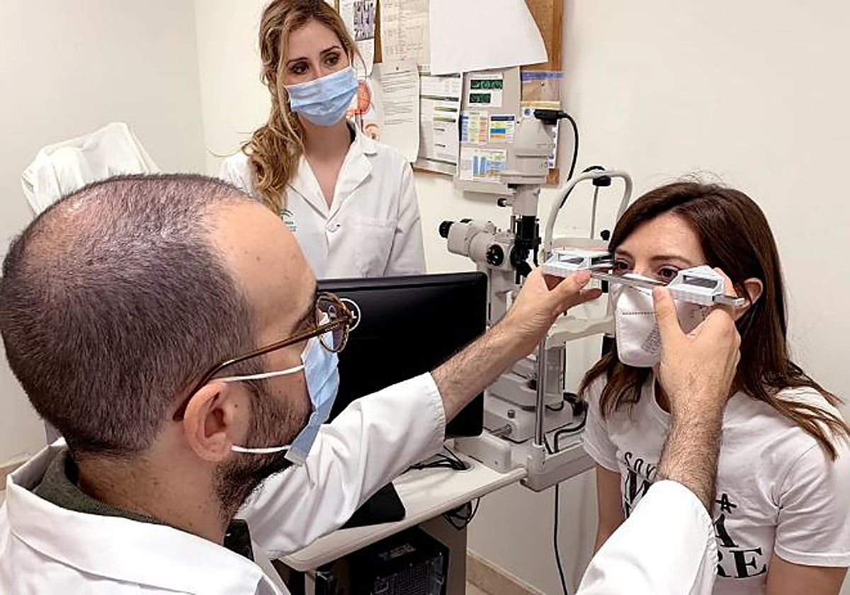 Una prueba en el servicio de Oftalmologia del Hospital Virgen Macarena de Sevilla