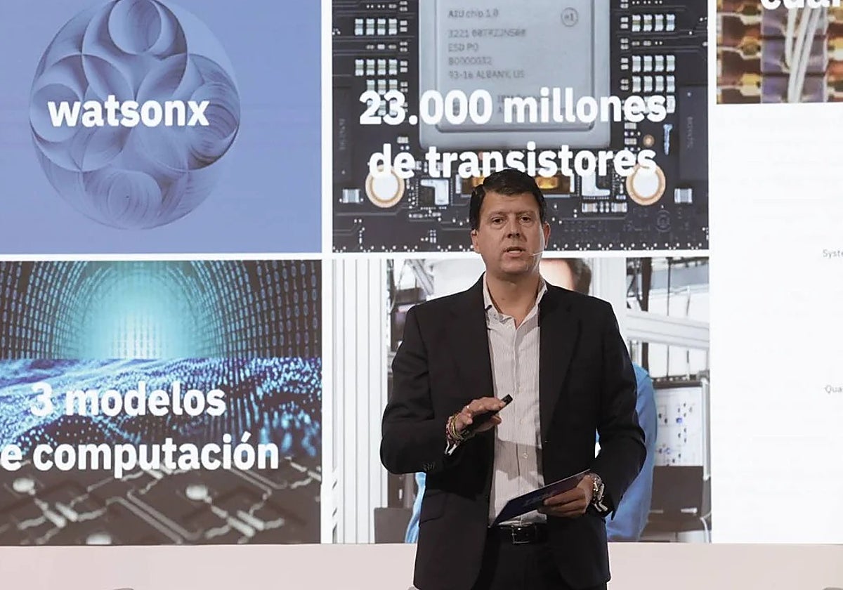 Fernando Suárez durante una ponencia