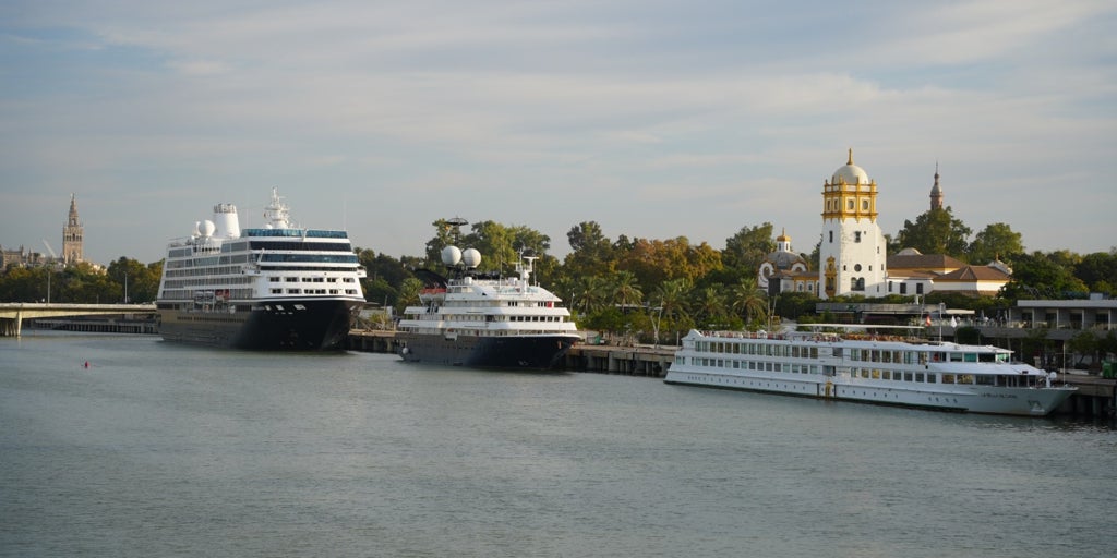Atracan en Sevilla cuatro cruceros de lujo con más de mil pasajeros