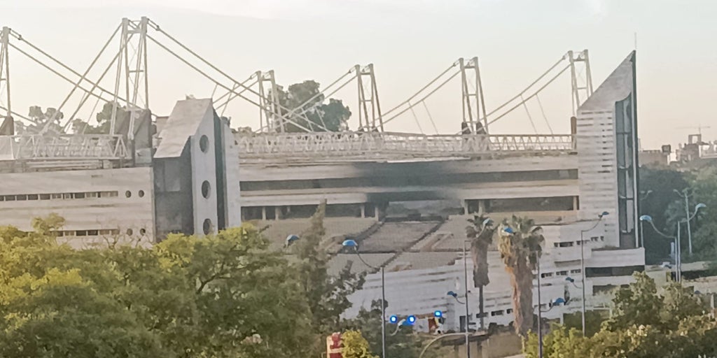 Los bomberos apagan pequeños conatos en el Auditorio Rocío Jurado de Sevilla tras los incendios del martes