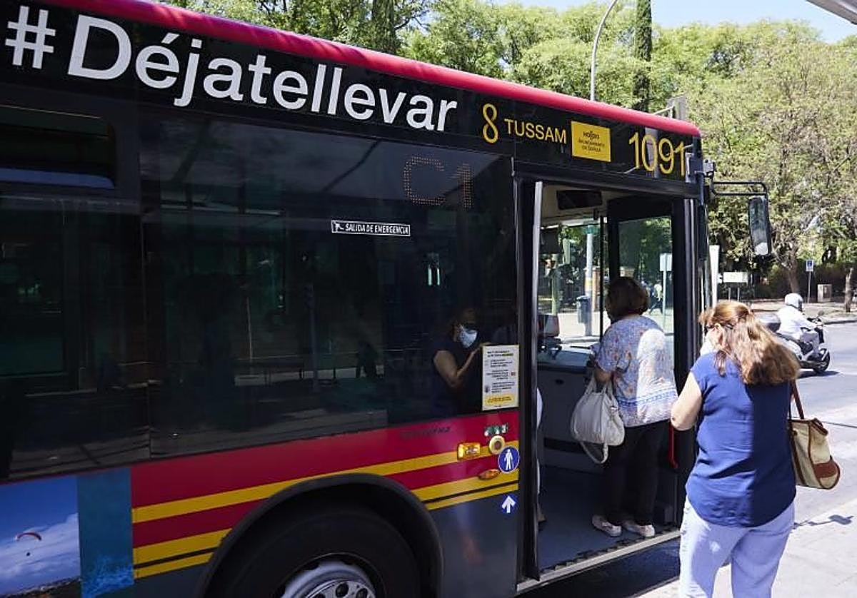 Pasajeros subiendo a un autobús de Tussam