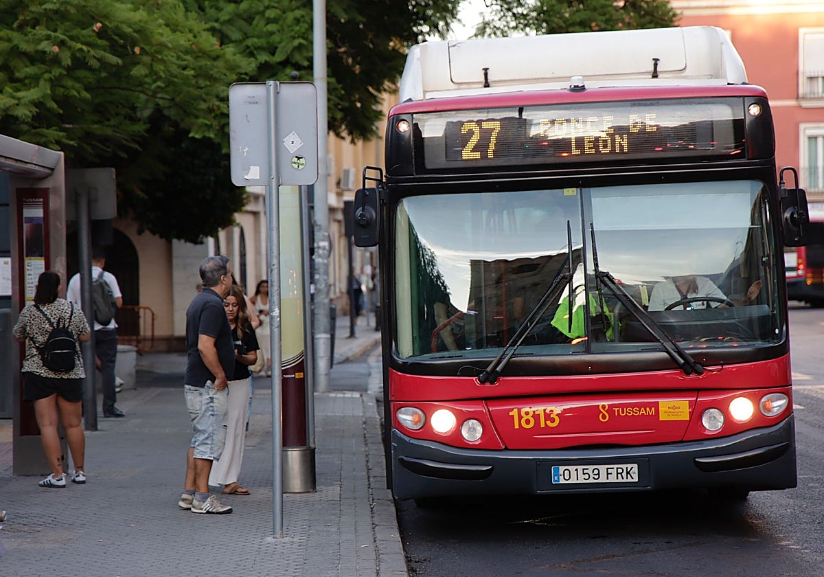 Un autobús de la línea 27 en su parada de la Plaza Ponce de León
