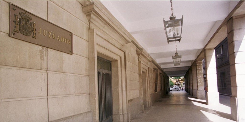 Condenado por abusar sexualmente de su prima en las clases de inglés que ella le daba en la vivienda que compartía con su novia en Sevilla