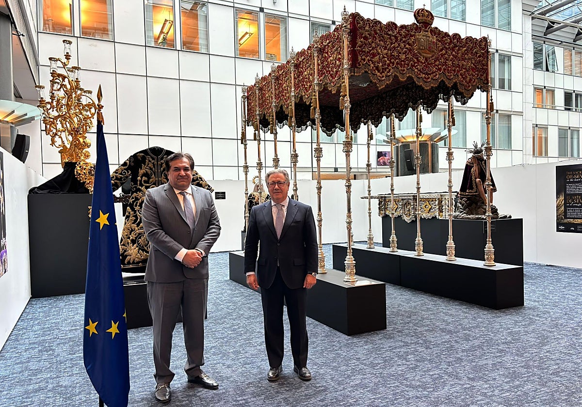 Rahim Hayat Qureshi junto a Juan Ignacio Zoido en la exposición de Bruselas