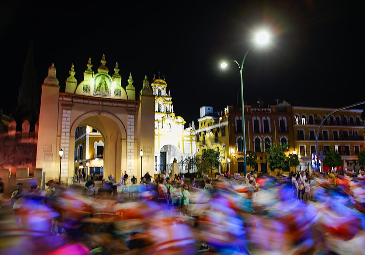 La Nocturna del Guadalquvir por el Arco de la Macarena