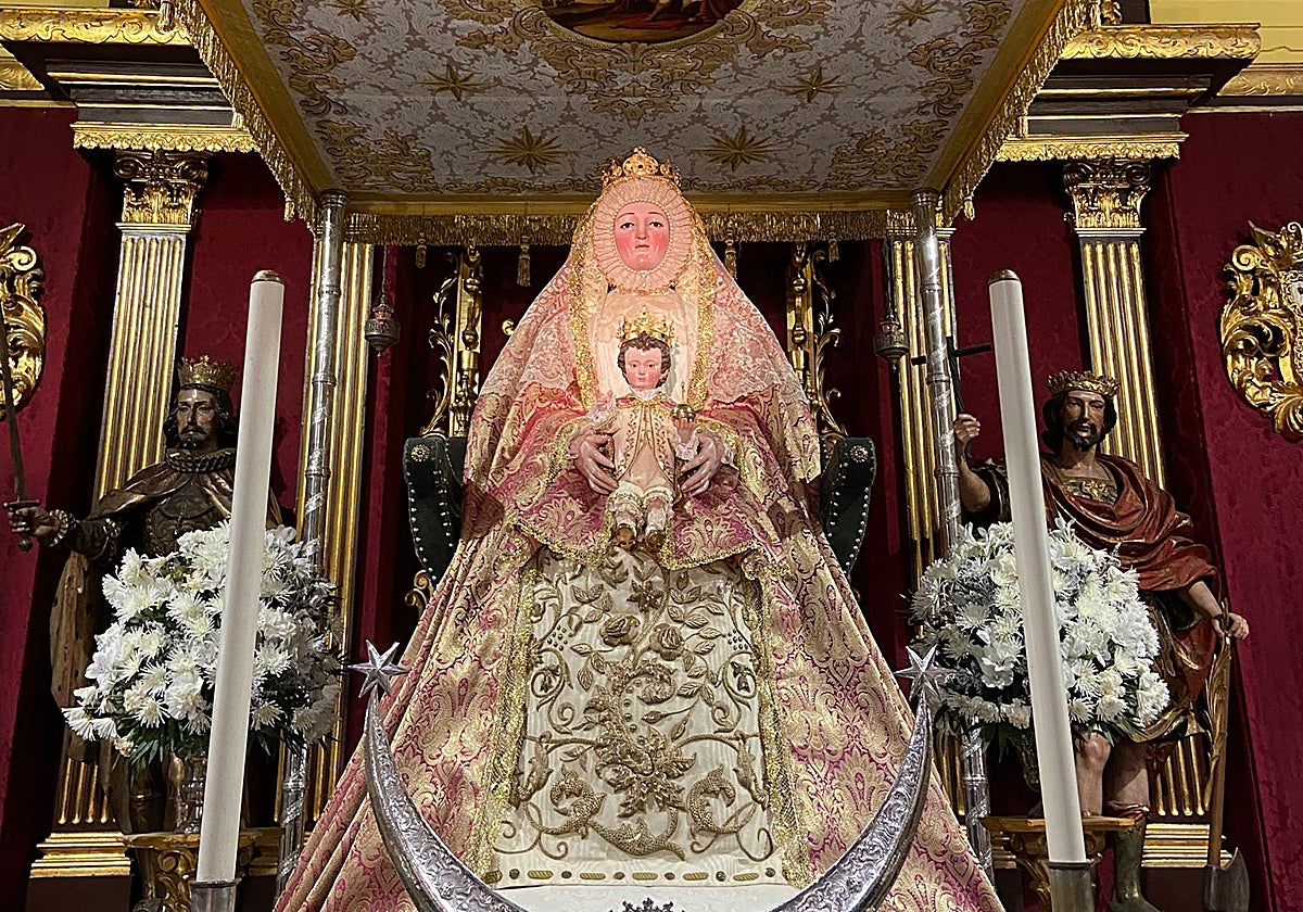 La Virgen de los Reyes de los Sastres, preparada para la procesión del sábado