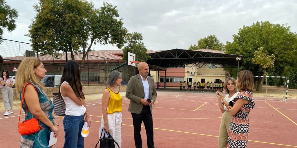 Renovadas las pistas deportivas del colegio público Vara de Rey de Tablada tras 28.000 euros de inversión