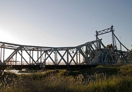 En fase de evaluación la propuesta para la recuperación del Puente de Hierro de Sevilla como teatro del distrito portuario