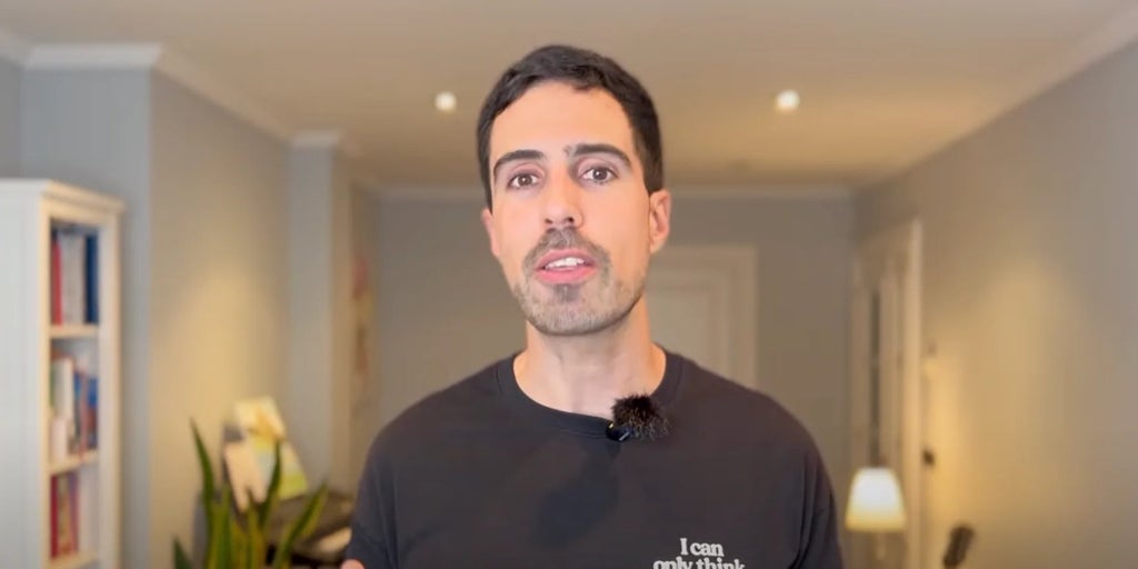 Álex Docampo, dermatólogo, habla claro sobre los tratamientos anticaída del cabello: «Primero tienes que asegurarte de que lo que tienes es solo una caída y no una pérdida de pelo»